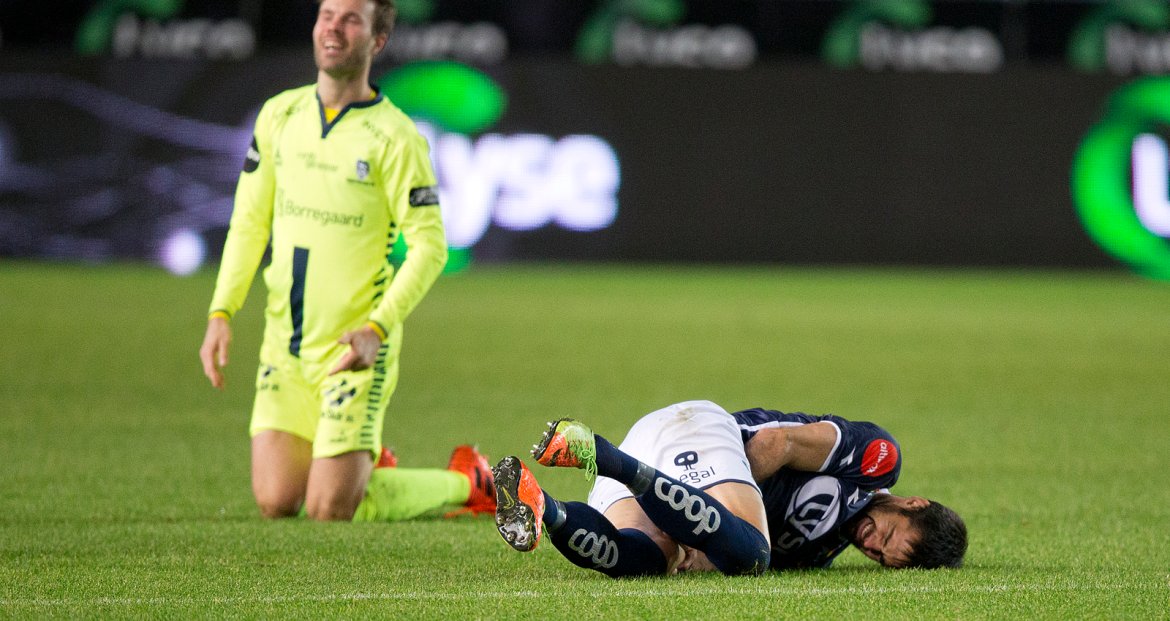 Viking - Sarpsborg 08. Sime Gregov har fått en trøkk.  Foto: Tore Fjermestad