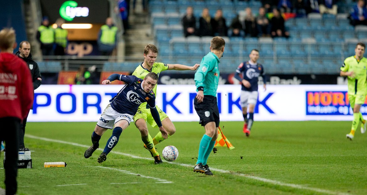 Viking - Sarpsborg 08. Duell langs sidelinjen og George Green blir dyttet inn i Sarpsborg-boksen. Foto: Tore Fjermestad