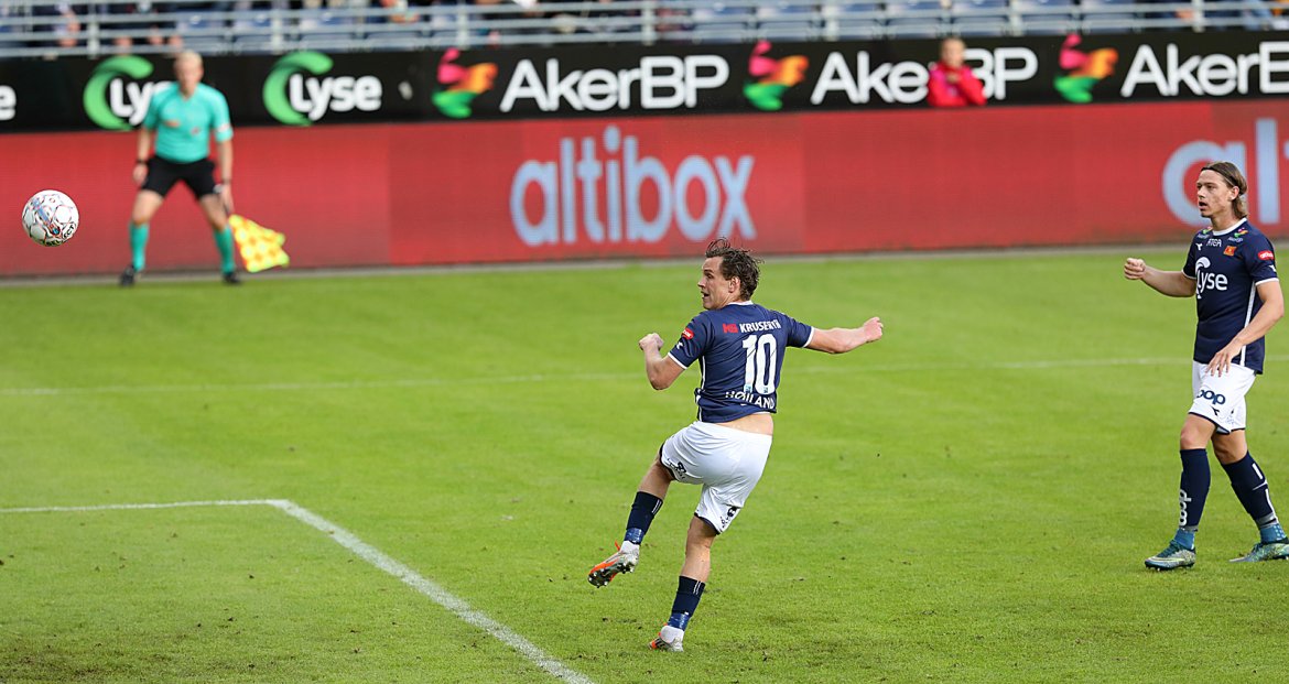 Viking - Lillestrøm. Tommy Høiland setter inn 2-2 scoringen. Foto: Tore Fjermestad