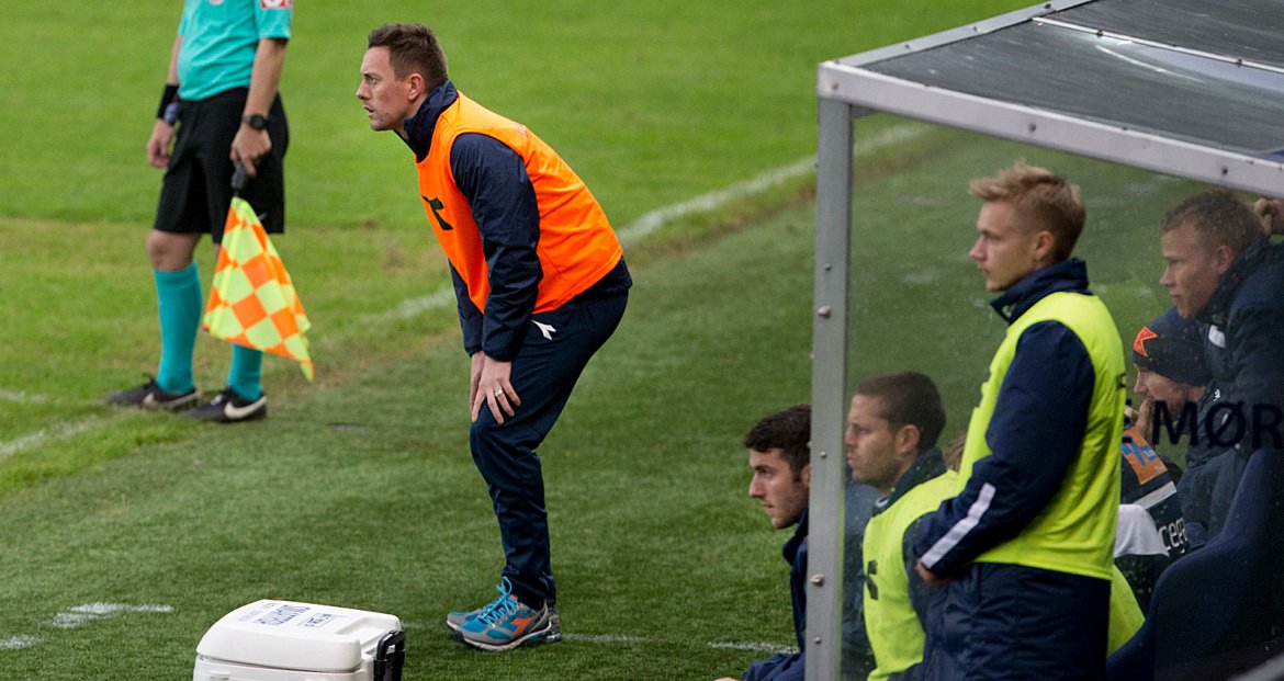 Viking - Haugesund. Ian Burchnall og Vikingbenken følger spent med. Foto: Tore Fjermestad