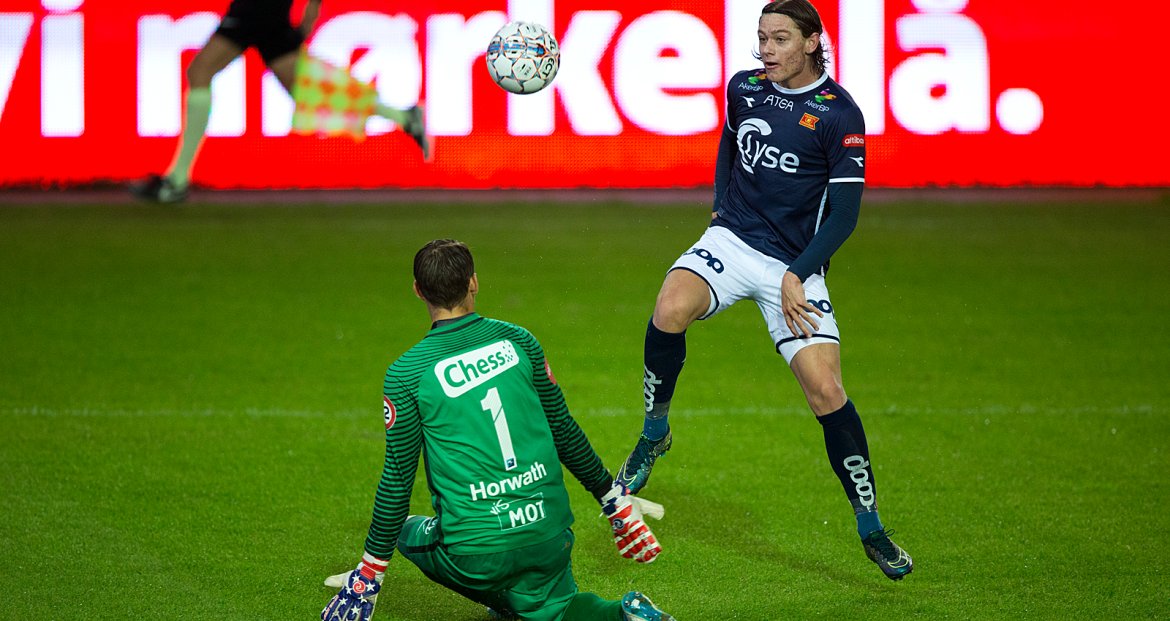 Viking - Brann. Julian Ryerson lobber inn 2-1 scoringen til Viking. Foto: Tore Fjermestad