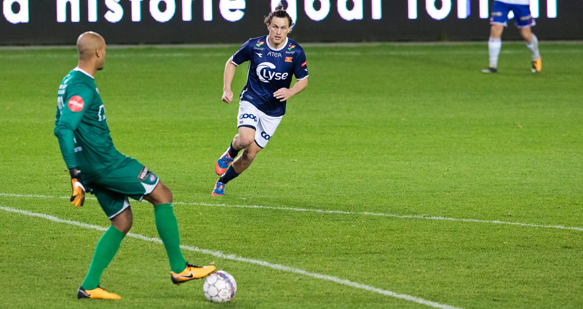 Viking - Vålerenga. Tommy Høiland jakter ballen. Foto: Tore Fjermestad