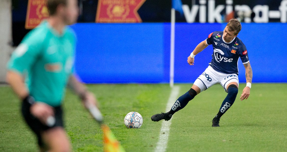 Viking - Vålerenga. Claes Kronberg rekker ikke ballen. Foto: Tore Fjermestad
