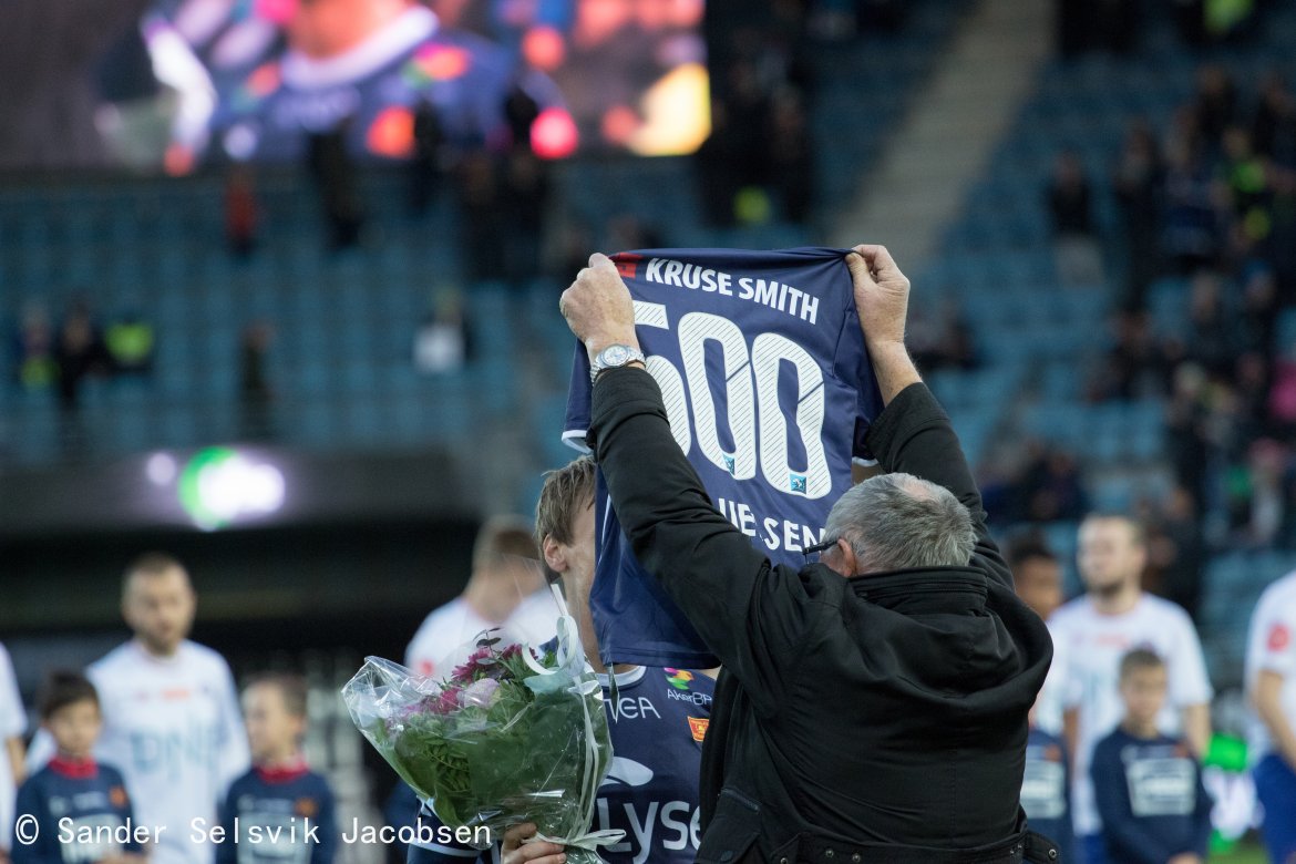 Viking - Vålerenga, André Danielsen ble hyllet etter 500 kamper for Viking. Foto: Sander Selsvik Jacobsen