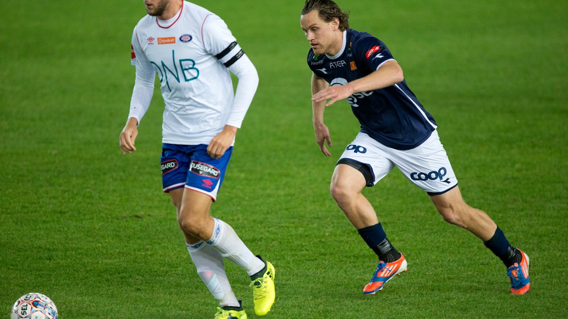 Viking - Vålerenga. Tommy Høiland lurer etter ballen. Foto: Tore Fjermestad