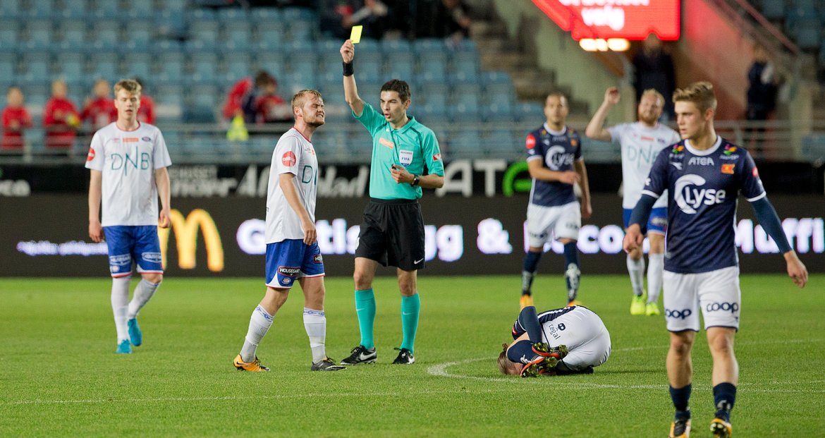 Viking - Vålerenga. Julian Ryerson nede etter takling.   Foto: Tore Fjermestad