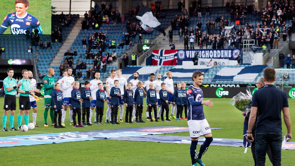 Viking - Vålerenga. André Danielsen får gratulasjoner for 500 kamper.   Foto: Tore Fjermestad