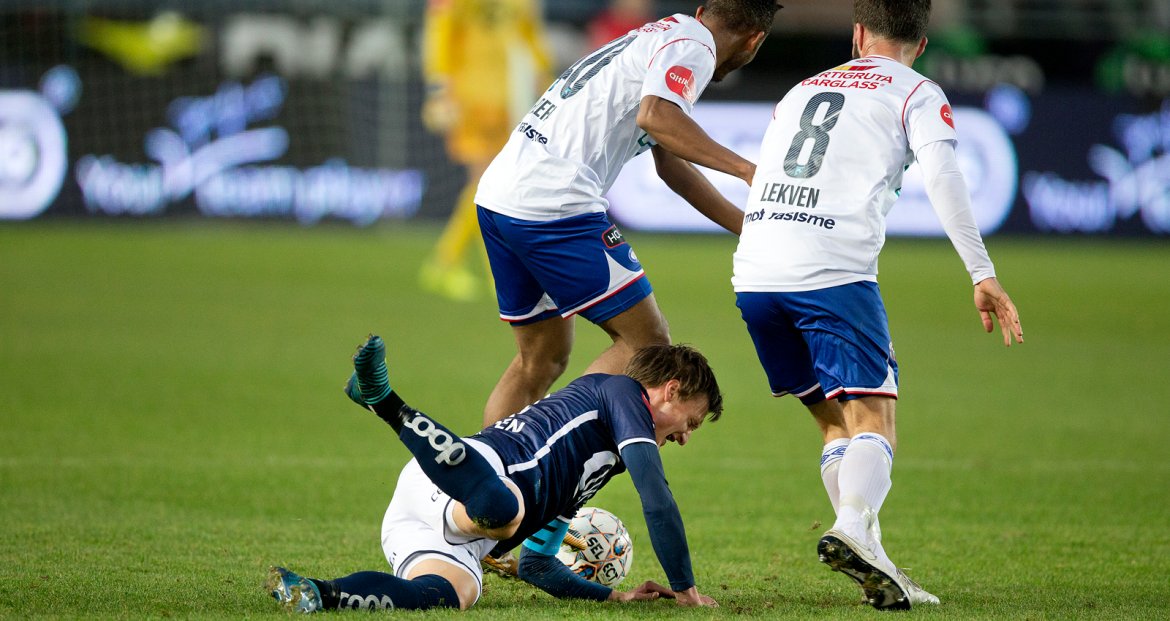 Viking - Vålerenga. André Danielsen blir felt. Foto: Tore Fjermestad