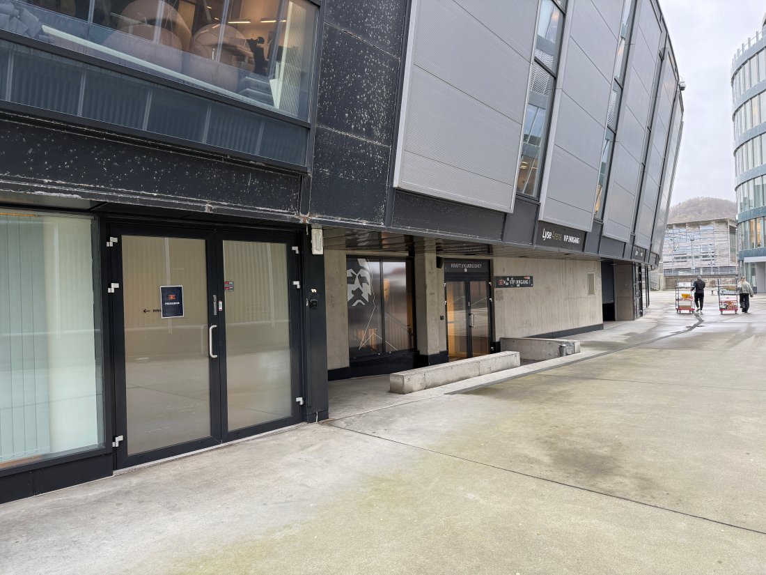 Døren er markert med lapp "Presserom"