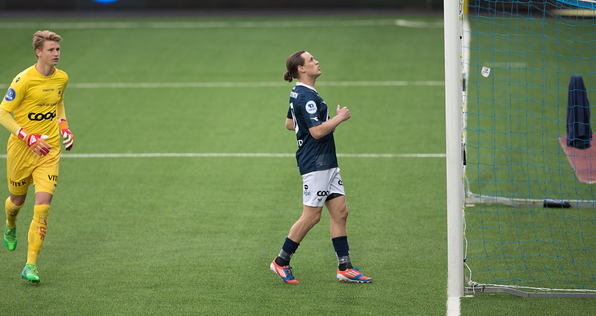 Viking - Åsane. Tommy Høiland ergrer seg over ikke å få med seg ballen i mål.