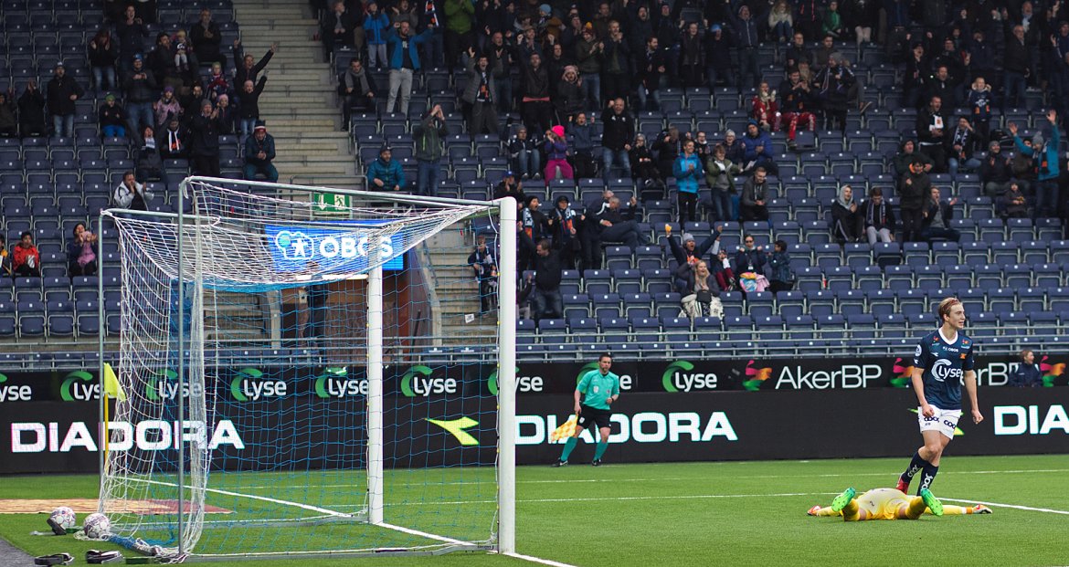 Viking - Åsane. Ballen i mål og 1-0 til Viking ved Zlatko Tripic, Thorsvedt kan begynne jubelen mens keeper ligger utslått.