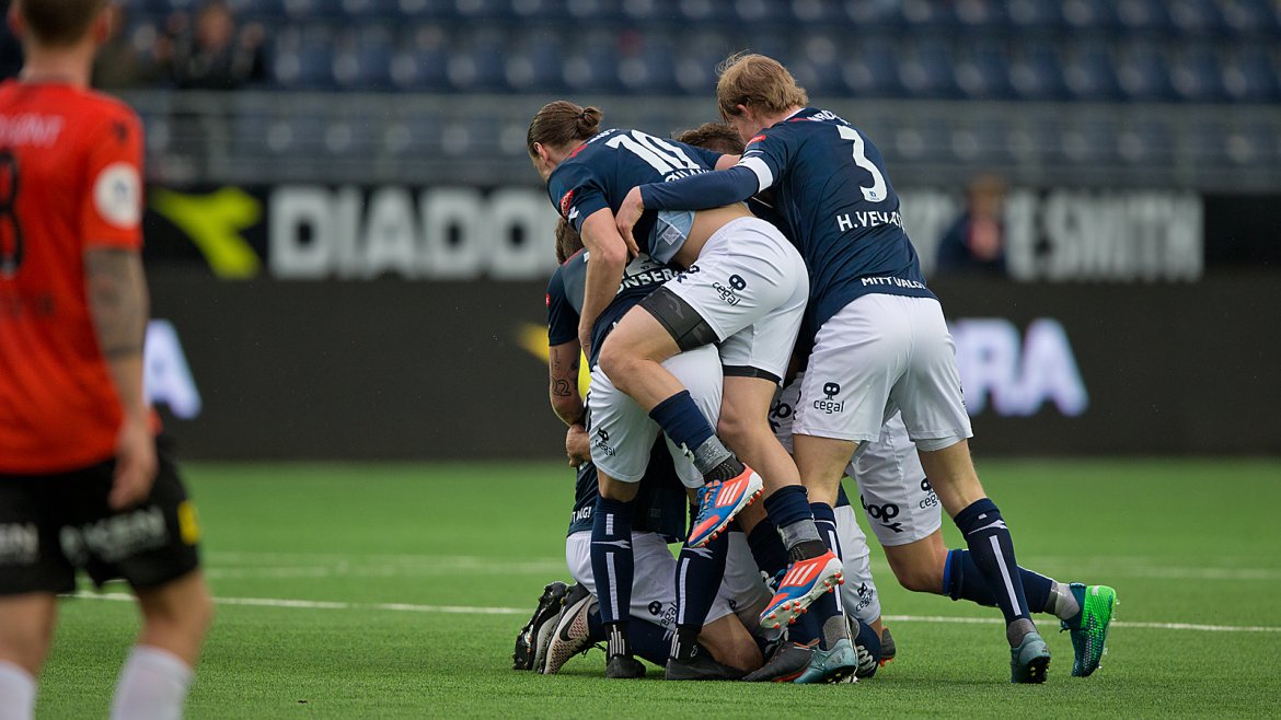 Viking - Åsane. Vill jubel for 1-0 scoringen til Zlatko Tripic.