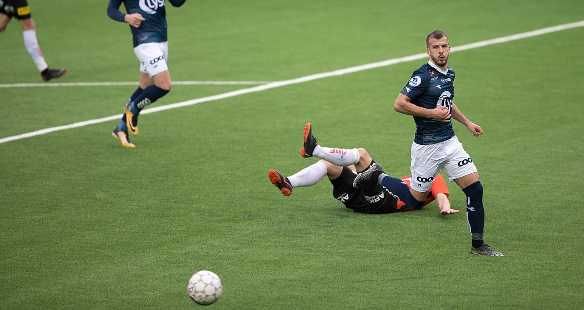 Viking - Åsane. Zlatko Tripic passerer forsvaret.