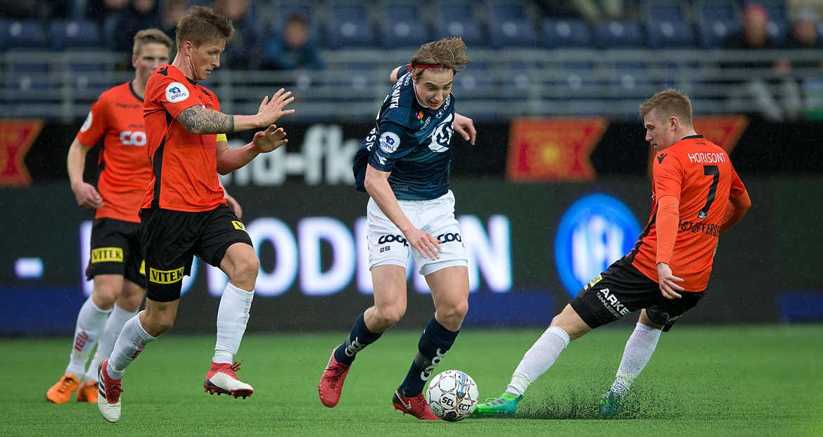 Viking - Åsane. Kristian Thorstvedt kontrolerer ballen når Åsane kommer skliende.