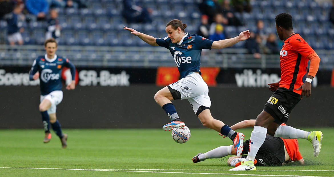 Viking - Åsane. Tommy Høiland blir taklet ved 16-meter.