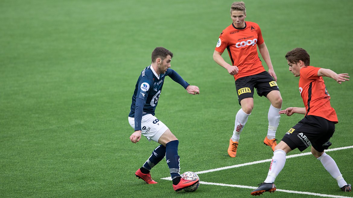 Viking - Åsane. Bytyqi mot to Åsane-forsvarere.