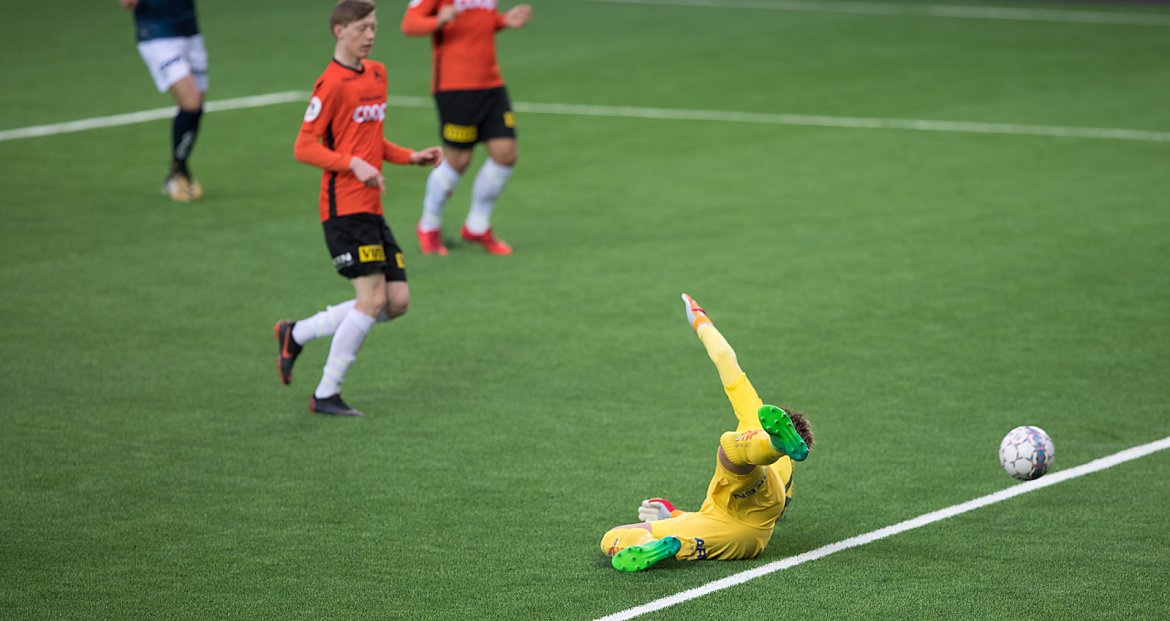 Viking - Åsane. Åsane-keeper rekker ikke skuddet fra Kristian Thorstvedt og det står 4-0 til Viking.