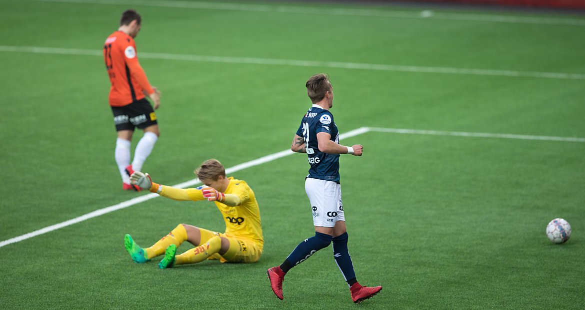 Viking - Åsane. Claes Kronberg har skutt inn 3-0 målet.