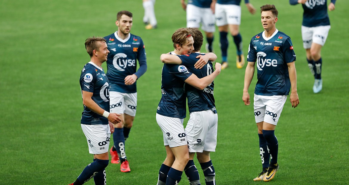 Viking - Åsane. Kristian Thorstvedt blir gratulert for for sin 4-0 scoring.