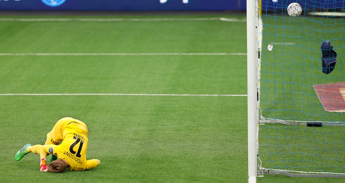 Viking - Åsane. Ballen smeller i mål bak Åsane-keeper på Tommy Høilands straffe og Viking går opp i 2-0.
