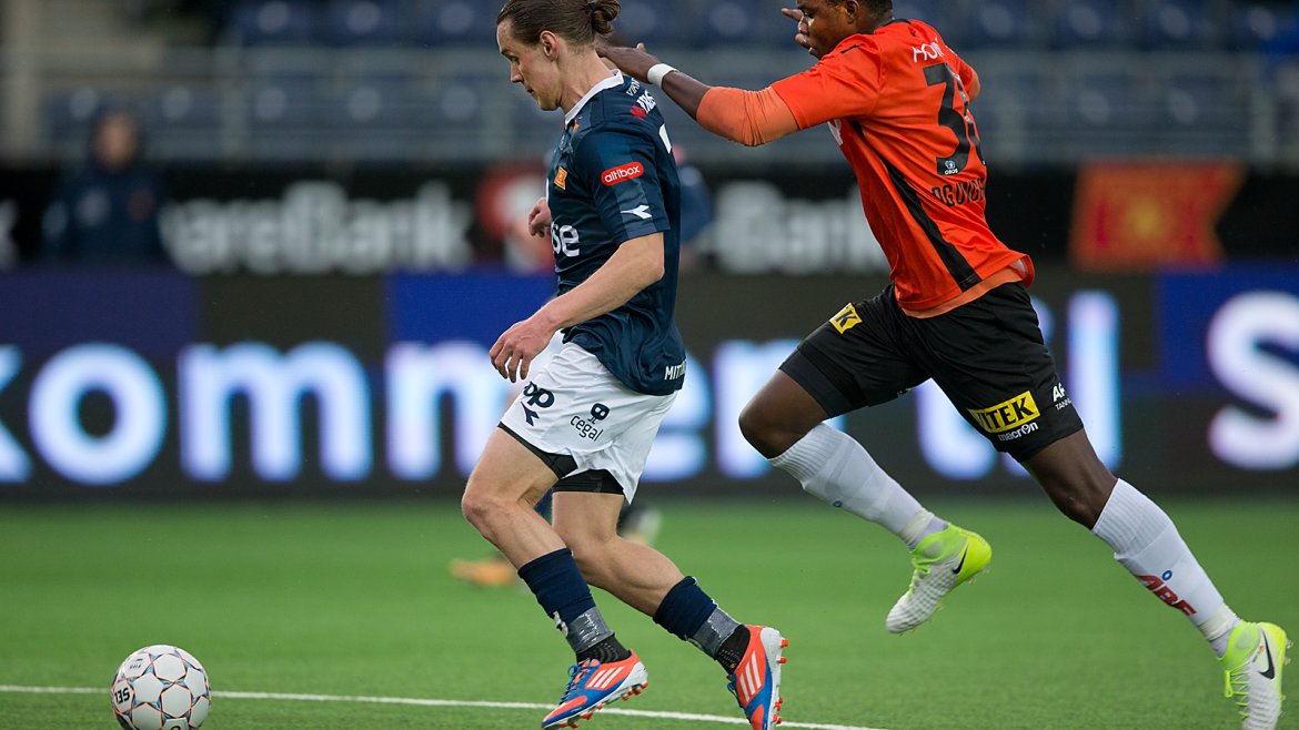 Viking - Åsane. Tommy Høiland med ballen rister av seg Åsane.