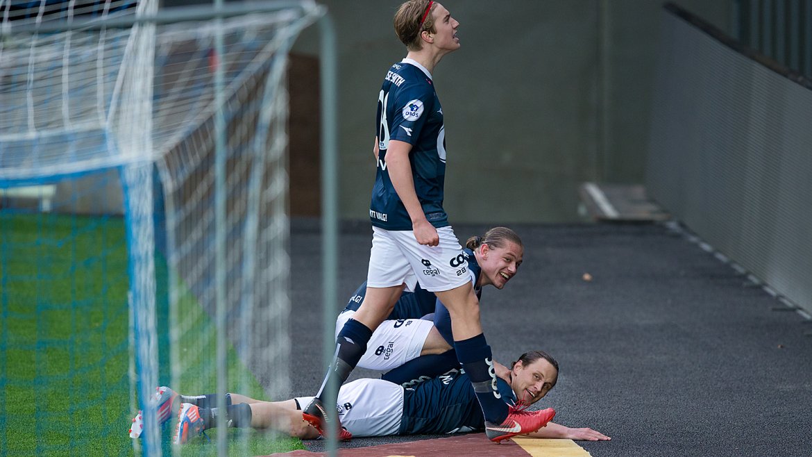 Viking - Åsane. Høiland, Ryerson og Thorsvedt jubler for 2-0 scoringen.