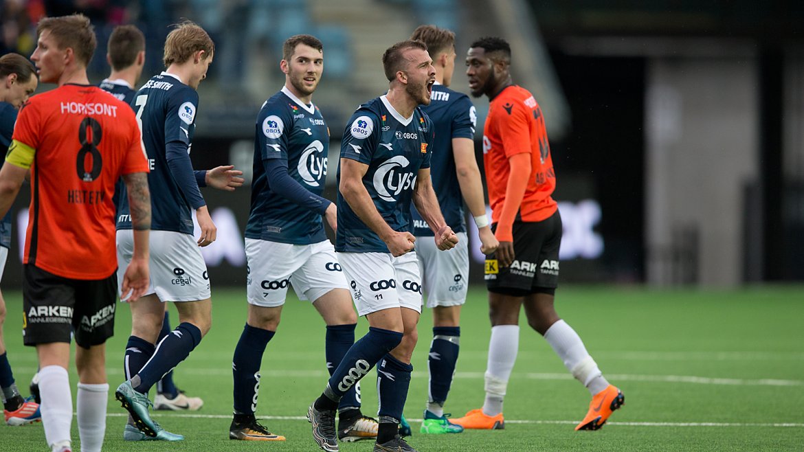 Viking - Åsane. Feiring av Tripic sin 1-0 scoring i det 45 minutt.